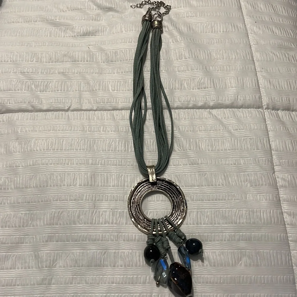 Necklace, beads and leather - Picture 2 of 5